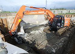 鉄筋コンクリート造解体工事の様子1